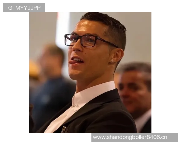 尤文前球员揭露C罗对萨里战术不满用吃草方式表达自己对比赛的理解 尤文前球员揭露C罗对萨里战术不满用吃草方式表达自己对比赛的理解