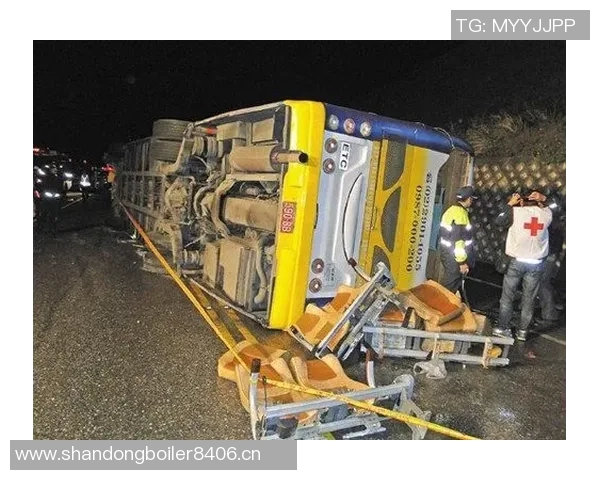 弗拉门戈球迷乘坐巴士发生翻车事故造成三人重伤